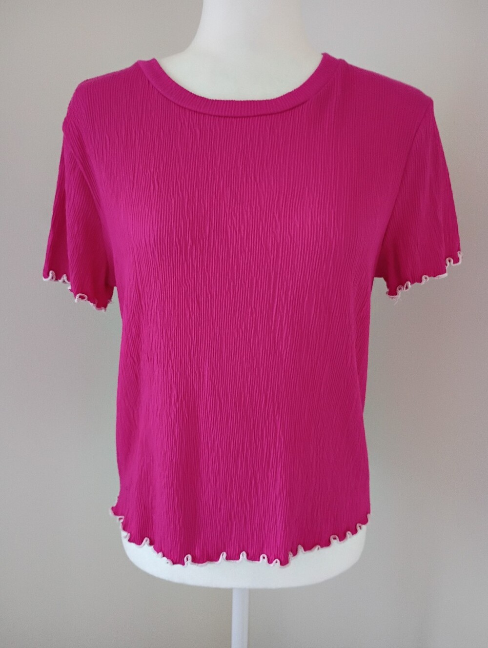 Eri + Ali Hot Pink Raised Ribbed Ruffle Hem Tee size Small